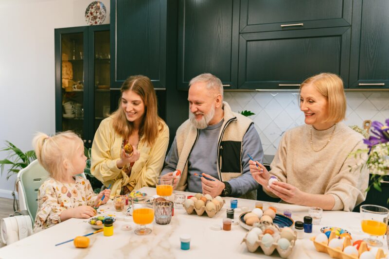 Ostern mit Kleinkindern - Ostereier bemalen gehört einfach zum Fest - Ratgeber spiel-preis.de