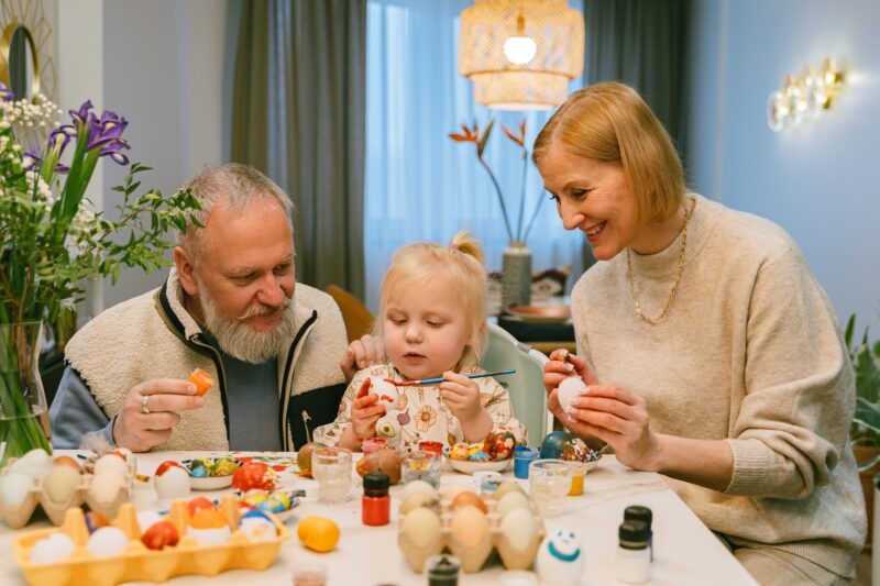 Ostern mit Kindern – Ratgeber rund um das Fest - Ostereier färben können schon die Kleinsten - spiel-preis.de
