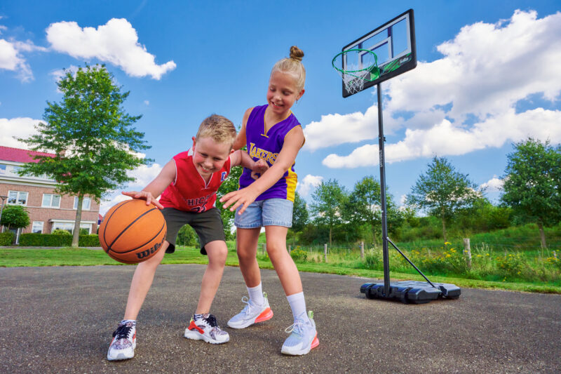 Flexible Basketballkörbe sollten Sie bei Sturm auf jeden Fall in die Garage stellen, unter das Carport oder auch in eine Gartenecke schieben - Ratgeber spiel-preis.de