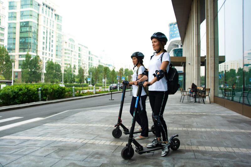 Elternratgeber E-Scooter - auch wenn es keine Pflicht ist: Helm und Protektoren schützen im Fall der Fälle - Ratgeber spiel-preis.de