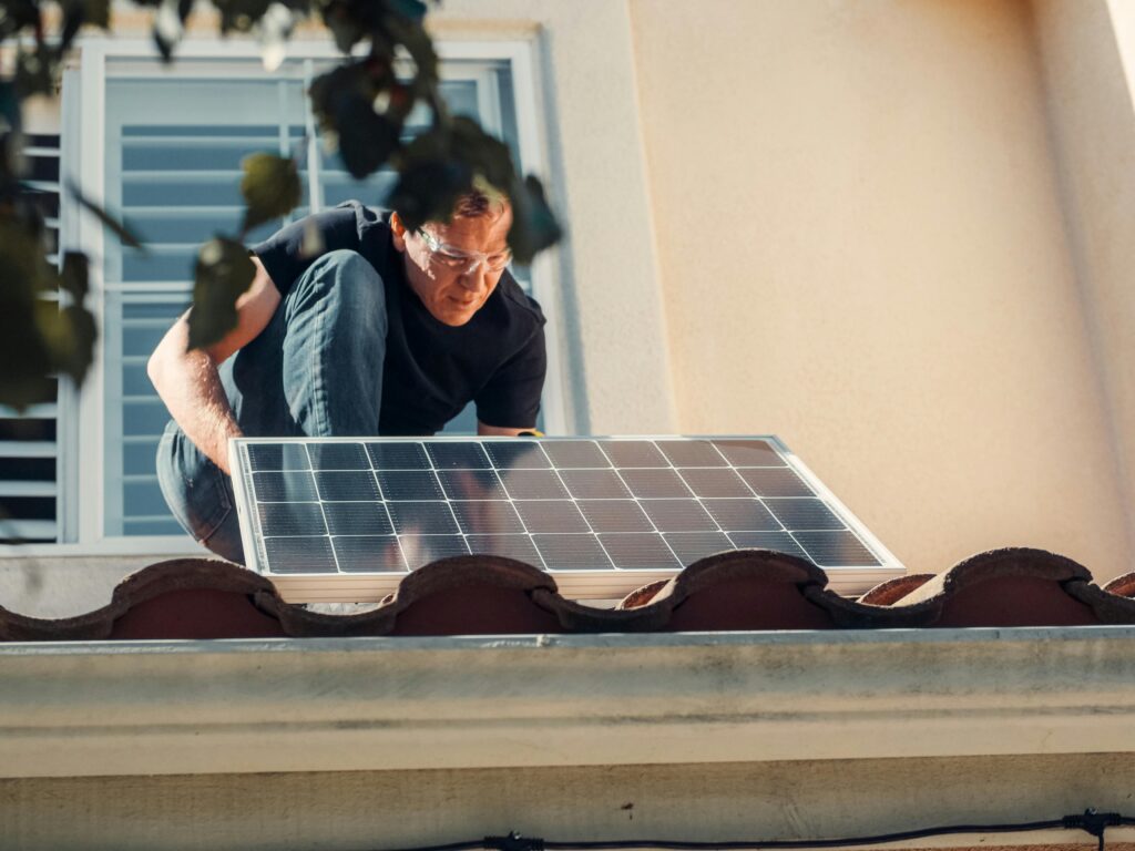 Sonnenkollektoren auf dem Dach können als Inselanlage auch gleich ihren Aufstellpool mit beheizen - erkundigen Sie sich bei einem Fachberater - Ratgeber Wärmepumpe zum Pool - spiel-preis.de